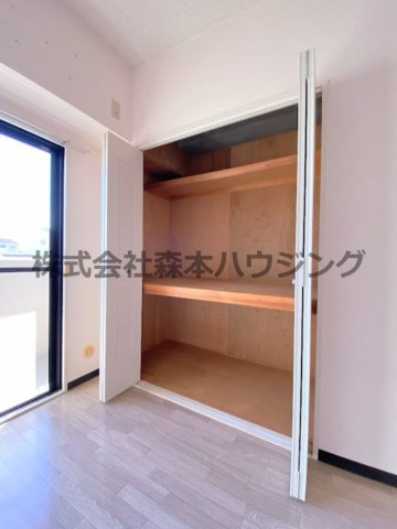 【収納】 | 　フレアコートコスモ | ※同タイプ別室の写真となります。
　設備内容や内装色調など相違がある場合は実際のお部屋の現状優先となります。