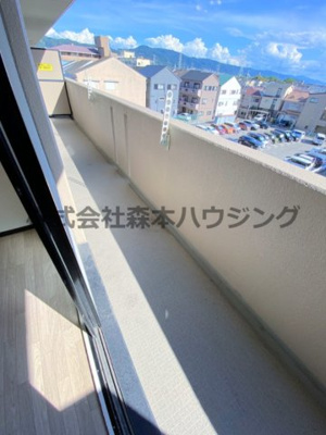 【バルコニー】 | 　フレアコートコスモ | ※同タイプ別室の写真となります。
　設備内容や内装色調など相違がある場合は実際のお部屋の現状優先となります。