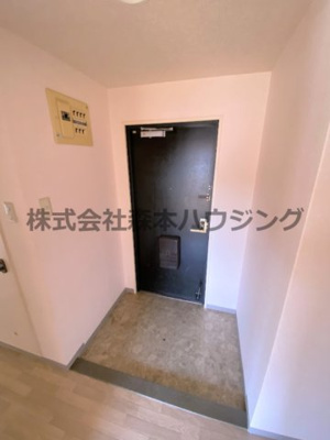 【玄関】 | 　フレアコートコスモ | ※同タイプ別室の写真となります。
　設備内容や内装色調など相違がある場合は実際のお部屋の現状優先となります。