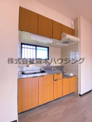 【キッチン】 | 　フレアコートコスモ | ※同タイプ別室の写真となります。
　設備内容や内装色調など相違がある場合は実際のお部屋の現状優先となります。