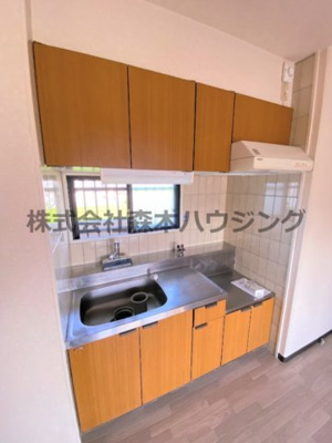 【キッチン】 | 　フレアコートコスモ | ※同タイプ別室の写真となります。
　設備内容や内装色調など相違がある場合は実際のお部屋の現状優先となります。
