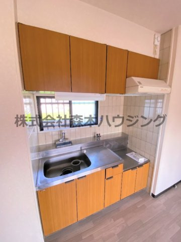 【キッチン】 | 　フレアコートコスモ | ※同タイプ別室の写真となります。
　設備内容や内装色調など相違がある場合は実際のお部屋の現状優先となります。