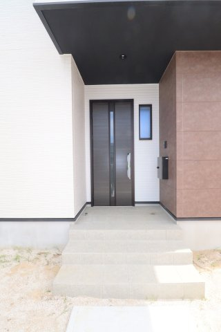 郡山市富久山町福原字町田　　　  2号棟　　　明健小学校、明健中学区　の玄関