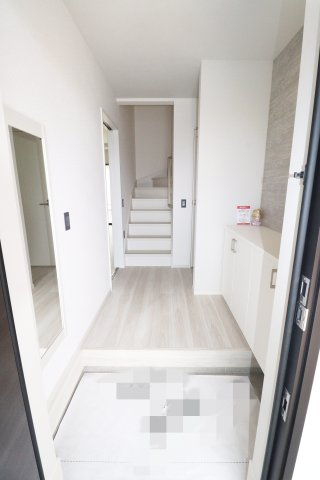 郡山市富久山町福原字町田　　　  2号棟　　　明健小学校、明健中学区　の玄関