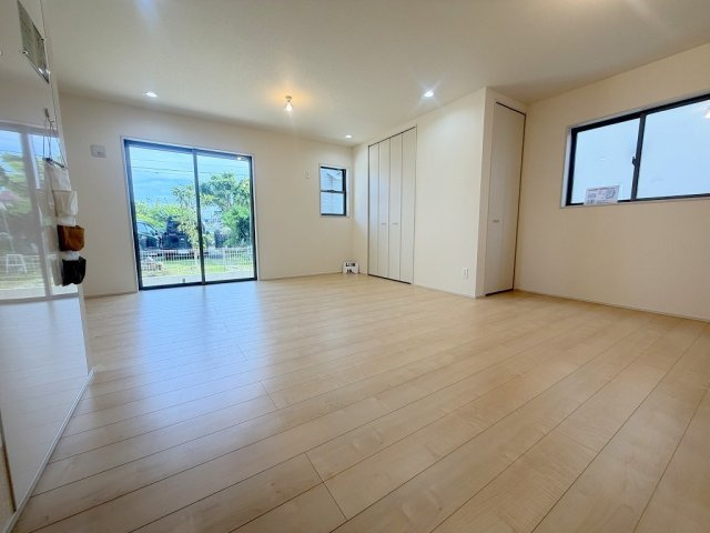 三郷市鷹野1丁目　新築戸建　全2棟　2号棟の居間・リビング|南向きの明るいリビングです