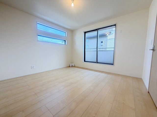 三郷市鷹野1丁目　新築戸建　全2棟　2号棟の洋室|バルコニーに面した明るい洋室8帖