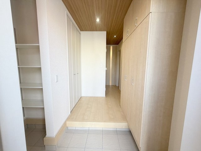 三郷市鷹野1丁目　新築戸建　全2棟　2号棟の玄関|玄関から見た室内写真です