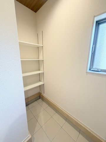 三郷市鷹野1丁目　新築戸建　全2棟　2号棟の玄関|アウトドア用品やベビーカー置きにも便利な広々シューズインクローク