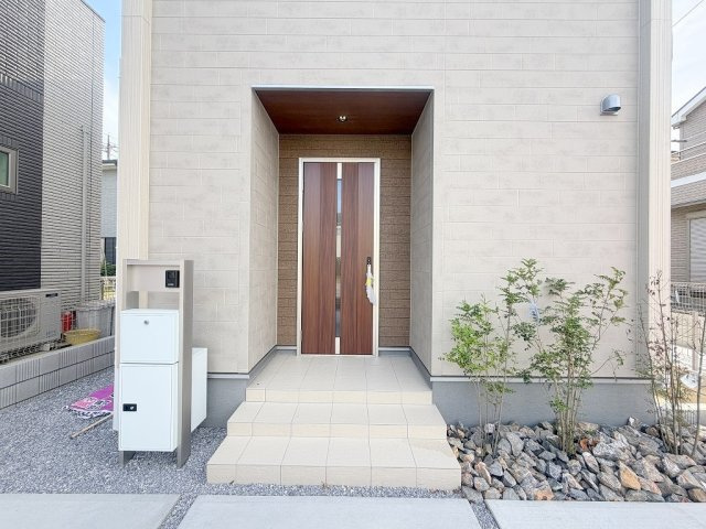 三郷市鷹野1丁目　新築戸建　全2棟　2号棟のエントランス|不在時に便利な宅配BOX完備