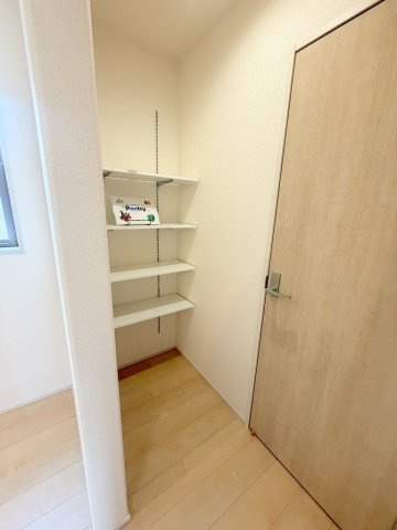 三郷市鷹野1丁目　新築戸建　全2棟　2号棟の収納|キッチン周りをスッキリ片付けられるパントリー付き