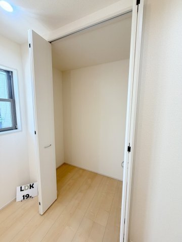 三郷市鷹野1丁目　新築戸建　全2棟　2号棟の収納|ストック品や掃除用具の収納にも便利なリビングの収納です