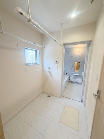 三郷市鷹野1丁目　新築戸建　全2棟　2号棟のランドリースペース|室内物干ルーム！雨の日の洗濯も快適