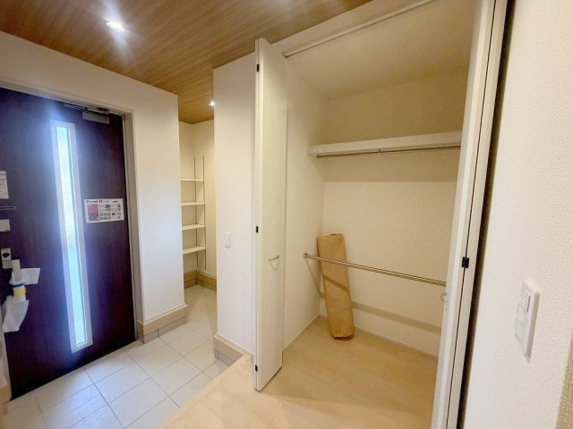 三郷市鷹野1丁目　新築戸建　全2棟　2号棟の玄関|玄関に便利なクローゼット付きです