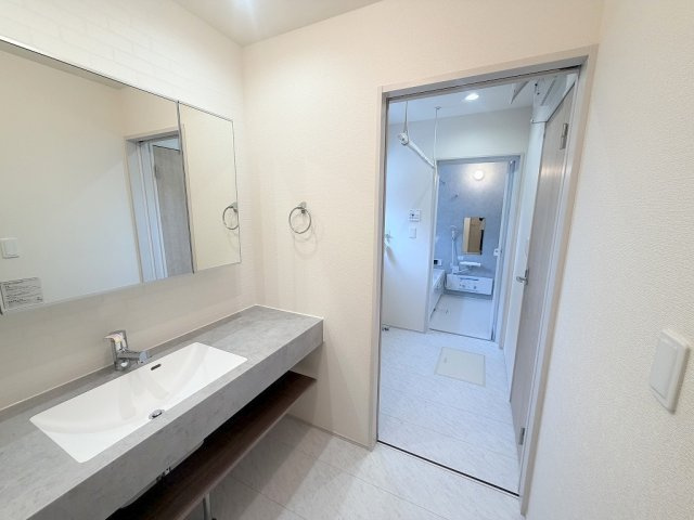 三郷市鷹野1丁目　新築戸建　全2棟　2号棟の独立洗面台|作業台が広く身支度もしやすい広々とした洗面台です