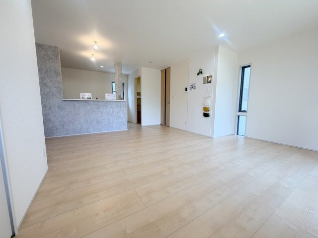 三郷市鷹野1丁目　新築戸建　全2棟　2号棟の居間・リビング|家族団らんで過ごすリビングは19帖の広さを確保
