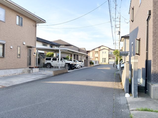 古河市新久田中古戸建の前面道路含む現地写真