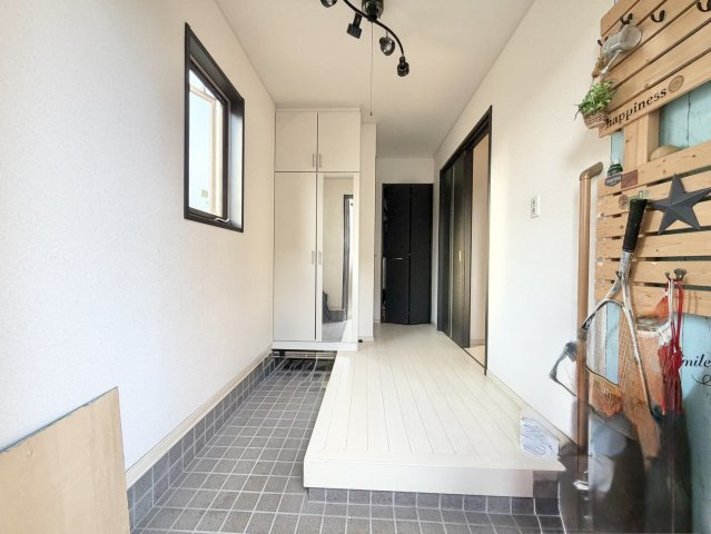古河市新久田中古戸建の玄関