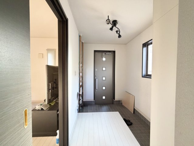 古河市新久田中古戸建の玄関