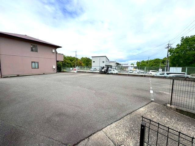 藤沢台ハイツB棟の駐車場