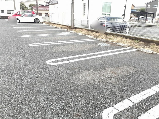 ランド　ピースBの駐車場