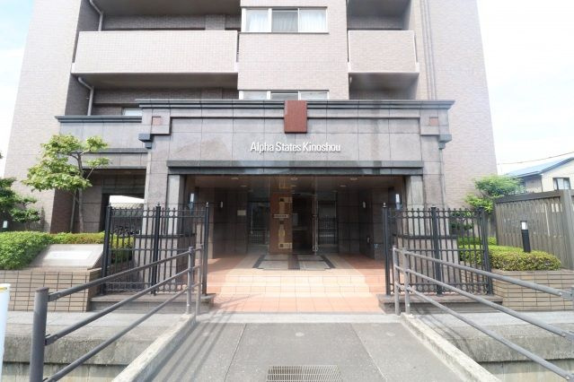 アルファステイツ木之庄のエントランス