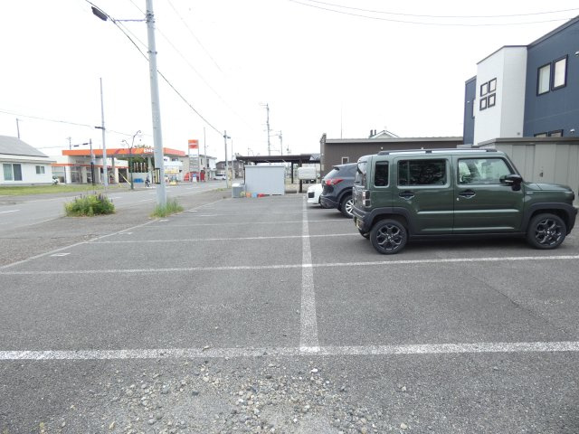 レジデンスやまと四号館(西棟)の駐車場