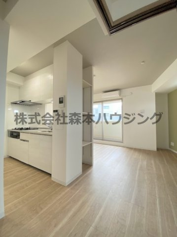 【居間・リビング】 | 　RIMONE古川橋 | ※同タイプ別室の写真となります。
　設備内容や内装色調など相違がある場合は実際のお部屋の現状優先となります。