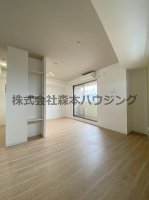 【居間・リビング】 | 　RIMONE古川橋 | ※同タイプ別室の写真となります。
　設備内容や内装色調など相違がある場合は実際のお部屋の現状優先となります。