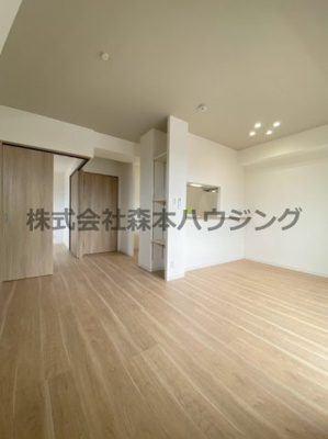 【居間・リビング】 | 　RIMONE古川橋 | ※同タイプ別室の写真となります。
　設備内容や内装色調など相違がある場合は実際のお部屋の現状優先となります。