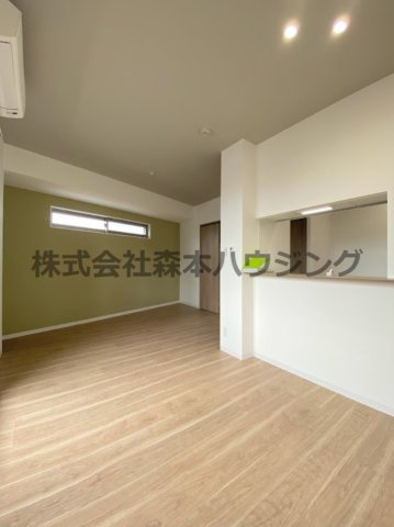 【居間・リビング】 | 　RIMONE古川橋 | ※同タイプ別室の写真となります。
　設備内容や内装色調など相違がある場合は実際のお部屋の現状優先となります。