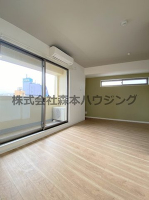 【居間・リビング】 | 　RIMONE古川橋 | ※同タイプ別室の写真となります。
　設備内容や内装色調など相違がある場合は実際のお部屋の現状優先となります。