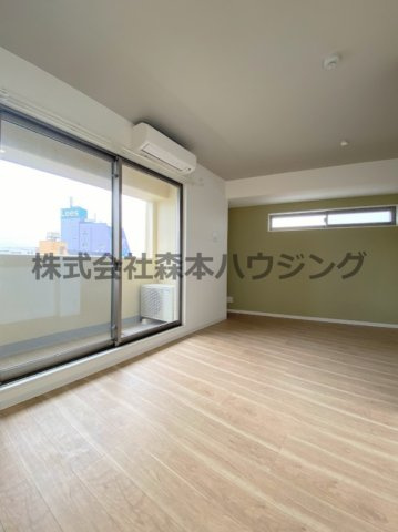 【居間・リビング】 | 　RIMONE古川橋 | ※同タイプ別室の写真となります。
　設備内容や内装色調など相違がある場合は実際のお部屋の現状優先となります。