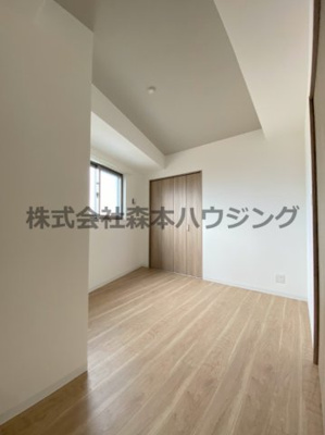 【洋室】 | 　RIMONE古川橋 | ※同タイプ別室の写真となります。
　設備内容や内装色調など相違がある場合は実際のお部屋の現状優先となります。
