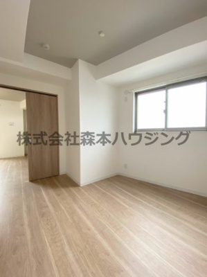 【洋室】 | 　RIMONE古川橋 | ※同タイプ別室の写真となります。
　設備内容や内装色調など相違がある場合は実際のお部屋の現状優先となります。