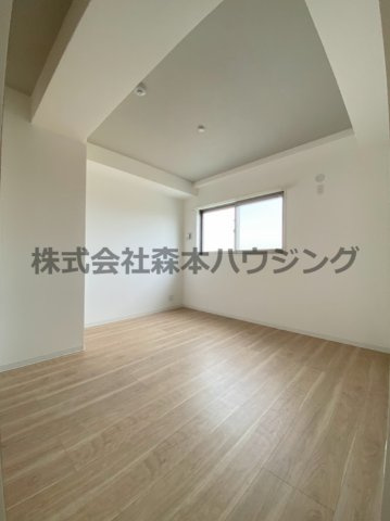 【洋室】 | 　RIMONE古川橋 | ※同タイプ別室の写真となります。
　設備内容や内装色調など相違がある場合は実際のお部屋の現状優先となります。
