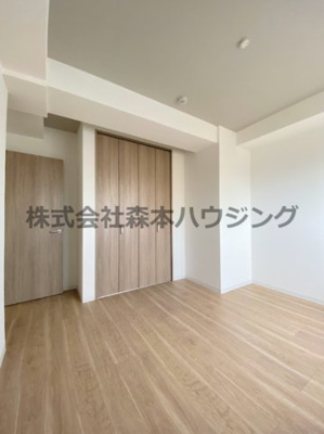 【洋室】 | 　RIMONE古川橋 | ※同タイプ別室の写真となります。
　設備内容や内装色調など相違がある場合は実際のお部屋の現状優先となります。