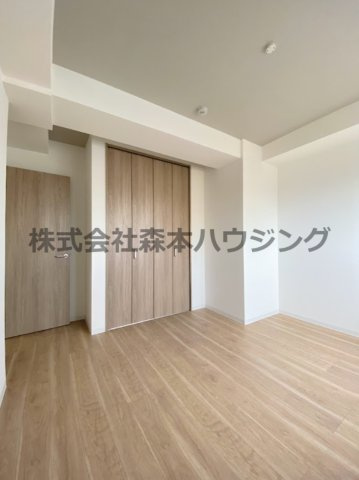 【洋室】 | 　RIMONE古川橋 | ※同タイプ別室の写真となります。
　設備内容や内装色調など相違がある場合は実際のお部屋の現状優先となります。