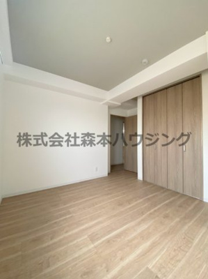 【洋室】 | 　RIMONE古川橋 | ※同タイプ別室の写真となります。
　設備内容や内装色調など相違がある場合は実際のお部屋の現状優先となります。