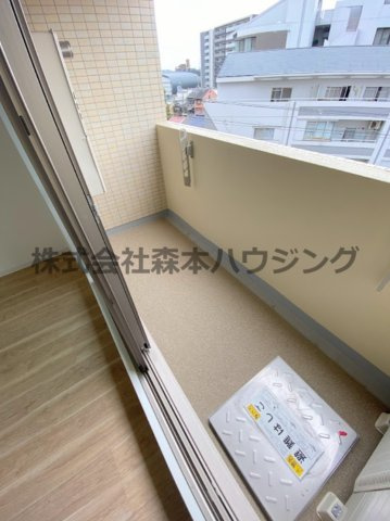 【バルコニー】 | 　RIMONE古川橋 | ※同タイプ別室の写真となります。
　設備内容や内装色調など相違がある場合は実際のお部屋の現状優先となります。