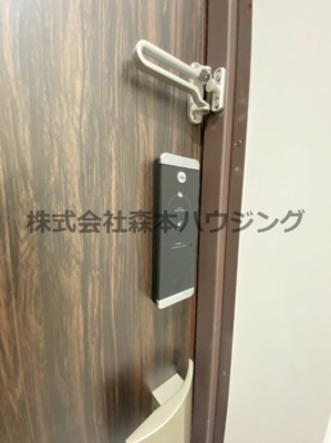 【セキュリティ】 | 　RIMONE古川橋 | ※同タイプ別室の写真となります。
　設備内容や内装色調など相違がある場合は実際のお部屋の現状優先となります。