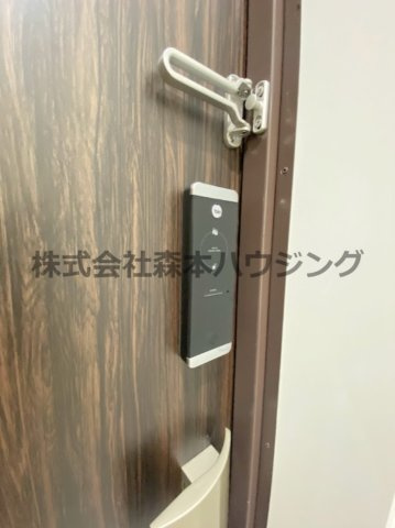 【セキュリティ】 | 　RIMONE古川橋 | ※同タイプ別室の写真となります。
　設備内容や内装色調など相違がある場合は実際のお部屋の現状優先となります。