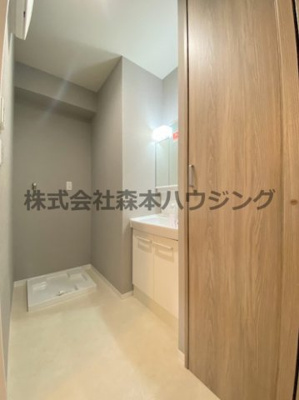 【洗面所】 | 　RIMONE古川橋 | ※同タイプ別室の写真となります。
　設備内容や内装色調など相違がある場合は実際のお部屋の現状優先となります。