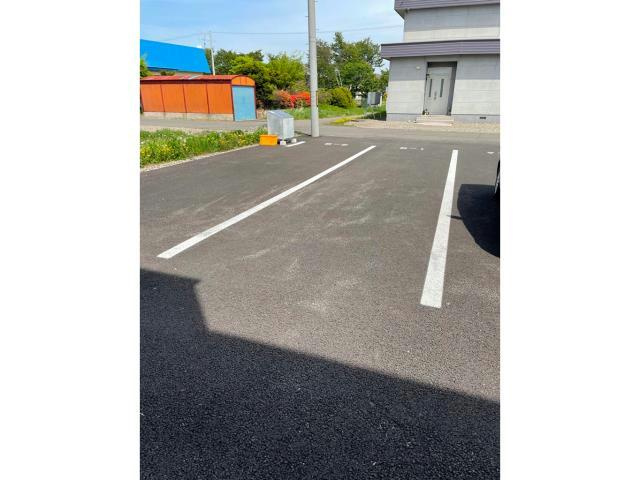 レジデンスやまと五号館(北棟)の駐車場