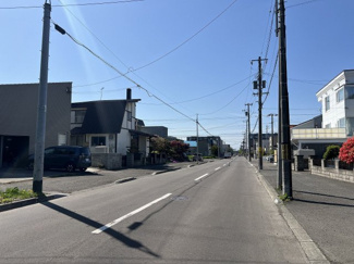 【前面道路含む現地写真】 | 北区北26条西13丁目　更地渡し売り土地 | コンビニ歩６分、周辺は生鮮市場・アークス・ダイイチなどが点在し生活便利な立地です♪