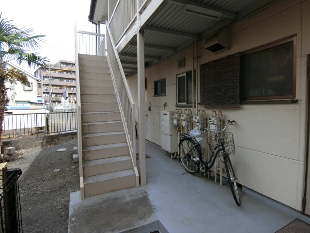 根岸スカイハイツのエントランス