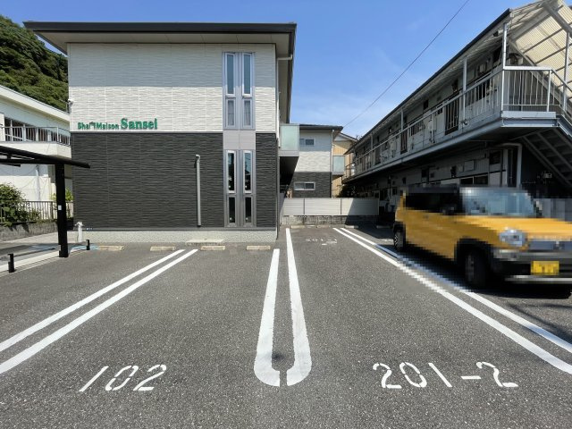 シャーメゾン・サンセイの駐車場