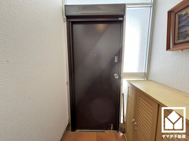 西宮市花の峯の玄関|白を基調とした明るい玄関で、毎日を爽やかにスタート。清潔感あふれる空間が、訪れる人々を温かく迎えます。