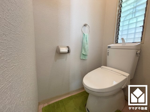 西宮市花の峯のトイレ|明るく清潔感溢れるトイレです。温水洗浄便座付きで、季節を問わずいつでも温かい便座をお使いいただけます。