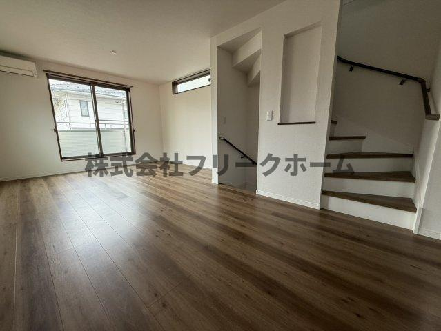 武蔵野市西久保３丁目の一戸建ての居間・リビング