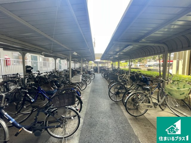 ファミール堺パートⅡの駐輪場|屋根付きの自転車置場です【現地写真】